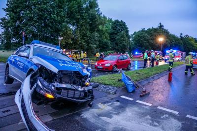 Nuertingen: Schwerer Verkehrsunfall mit Streifenwagen - eine Person schwer verletzt